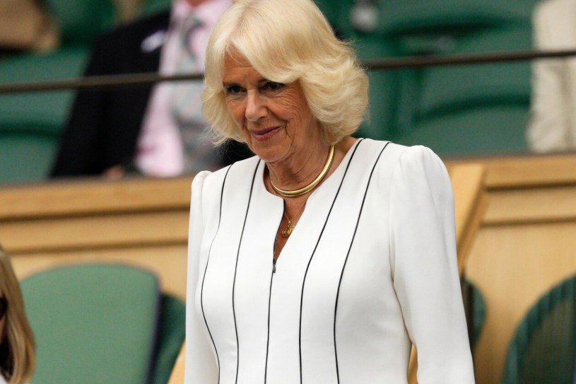 Królowa Camilla postawiła na klasykę i wygrała. Tym razem obyło się bez wpadki
