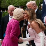 Królowa Camilla w fuksjowej kreacji i bez tiary, Melania oczarowała jedwabiem od Diora. O tych stylizacjach mówi cały świat 