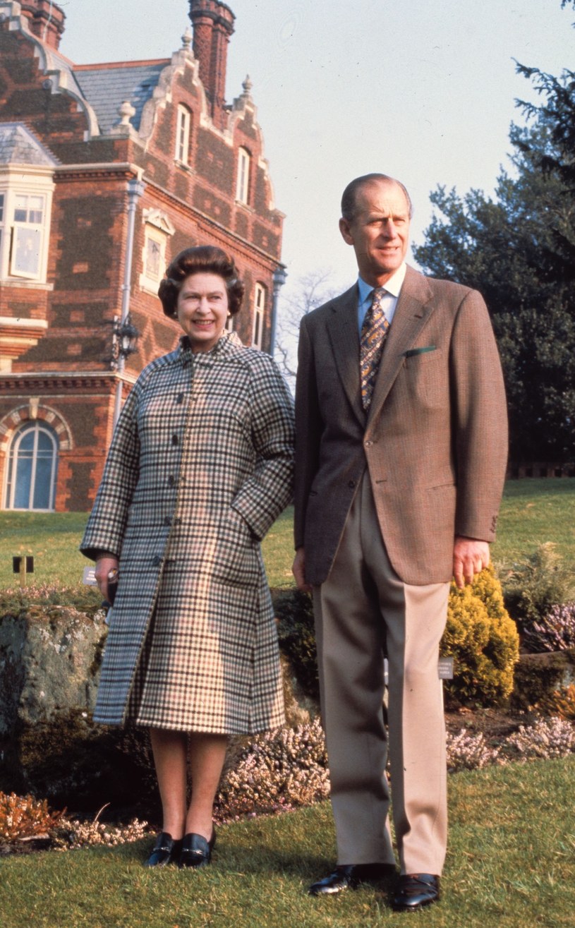 Królowa Elżbieta i książę Filip przed Sandringham House/AP Photo/Pool /East News