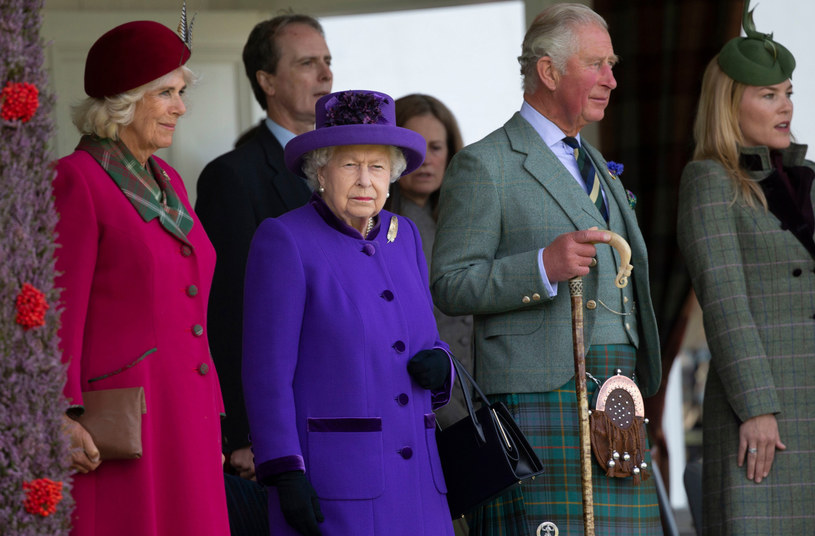 Królowa Elżbieta i książę Karol /Rex Features /East News
