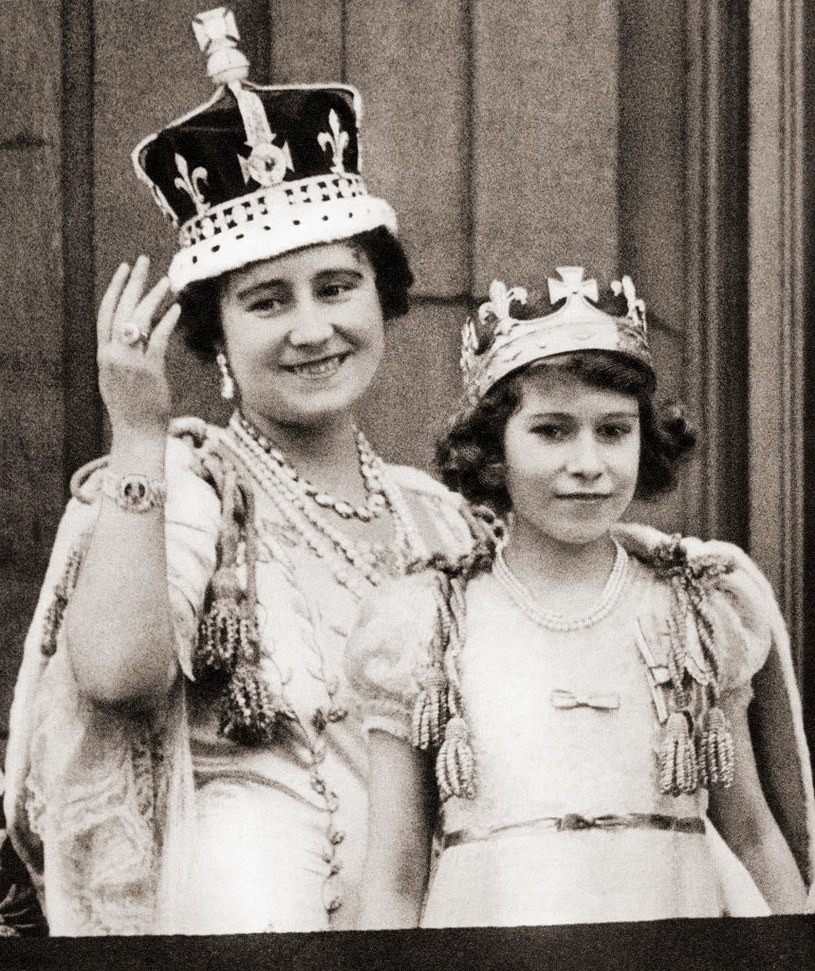 Królowa Elżbieta I w dniu koronacji w 1936 roku z córką księżniczką Elżbietą na balkonie Pałacu Buckingham / Universal History Archive / Contributor /Getty Images