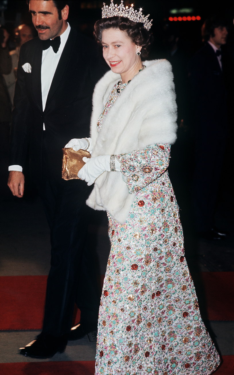 Królowa Elżbieta II chętnie nosiła biżuterię podarowaną przez  księcia Filipa /Getty Images