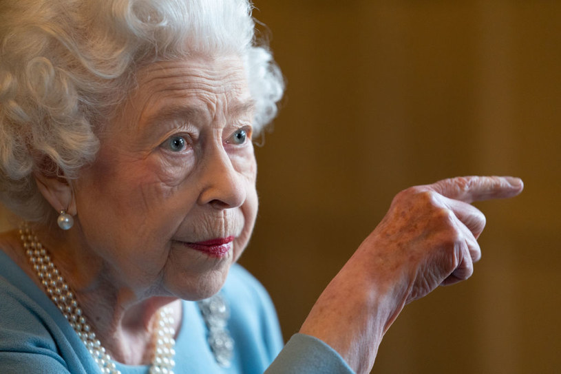 Królowa Elżbieta II choruje na zespół Reynaulda od lat. Widać, gdy zdejmie rękawiczki /Getty Images
