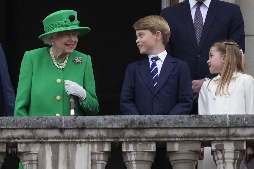 Królowa Elżbieta II gawędzi z prawnukami /WPA Pool / Pool /Getty Images