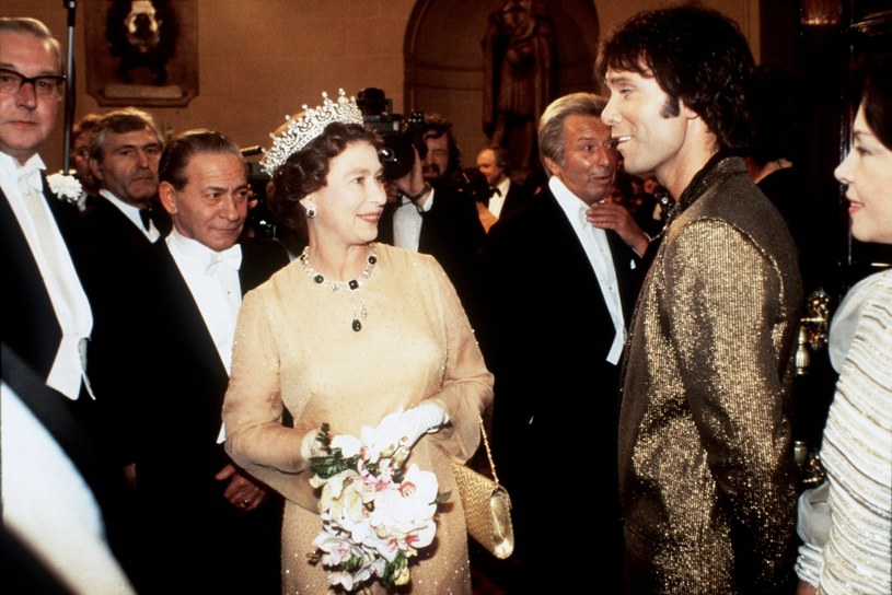 Królowa Elżbieta II i Cliff Richars /Tim Graham / Contributor /Getty Images