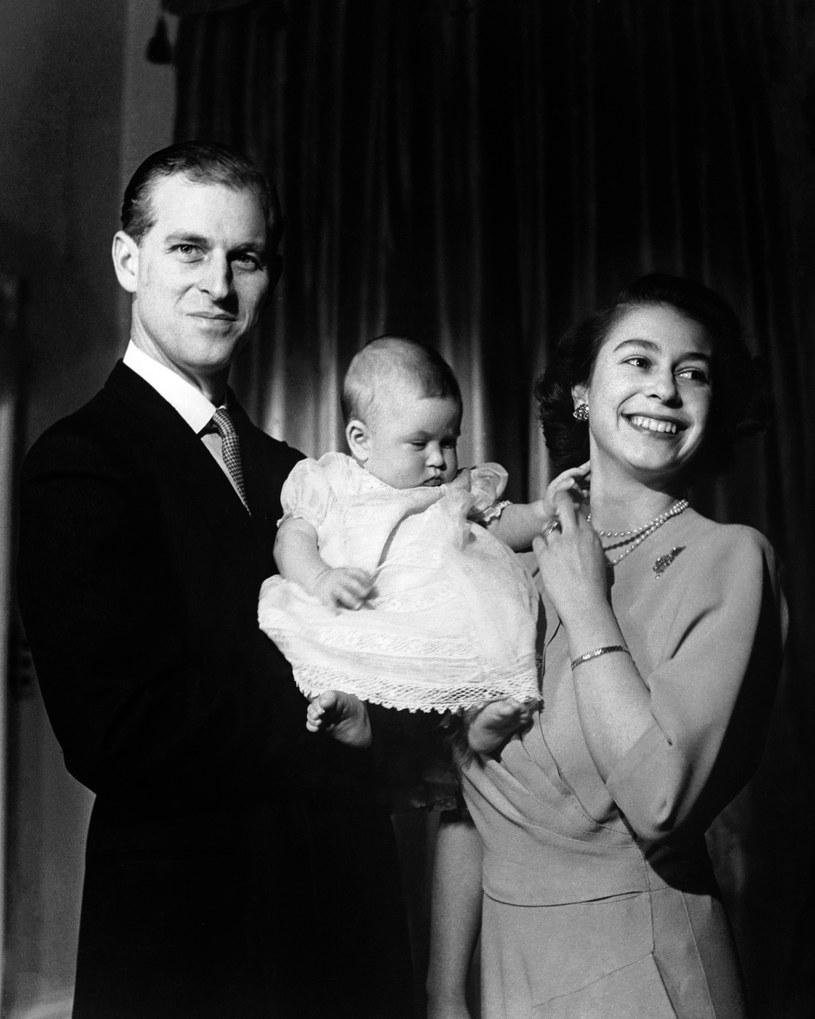 Królowa Elżbieta II i Filip z 6-miesięcznym Karolem /Getty Images