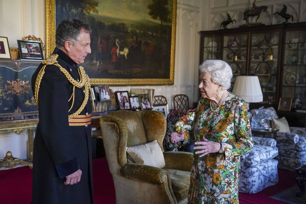 Królowa Elżbieta II i gen. Nicka Carter /Steve Parsons    /PAP/PA