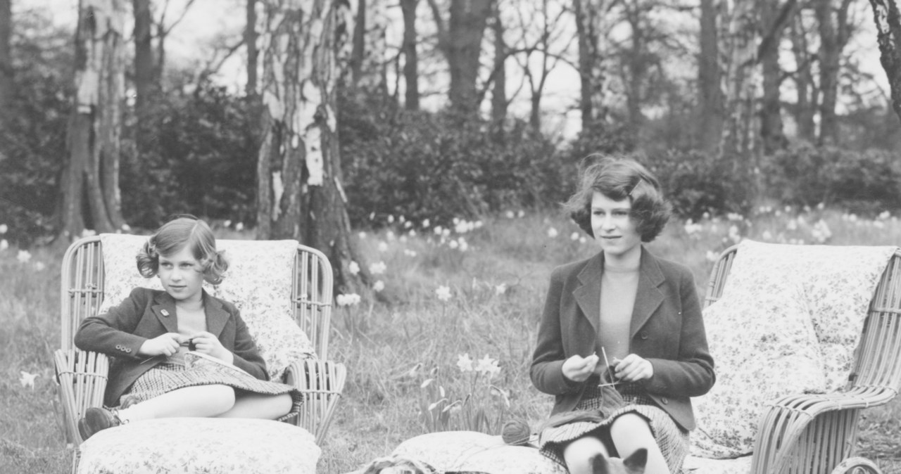 Królowa Elżbieta II i jej siostra, księżna Małgorzata w 1940 roku, podczas II wojny światowej /Getty Images