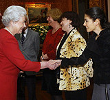 Królowa Elżbieta II i Katie Melua /AFP