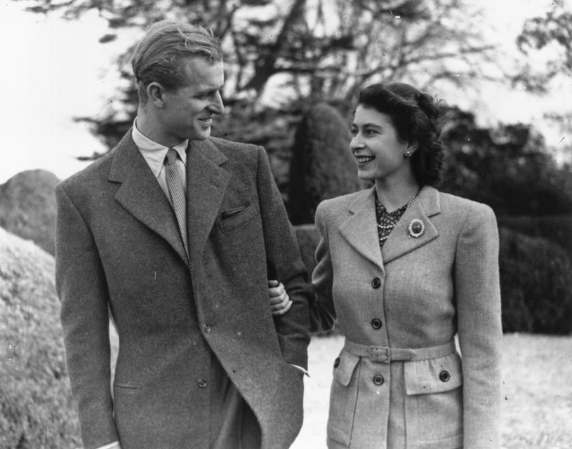 Królowa Elżbieta II i książę Filip na początku swojej znajomości nie widzieli świata poza sobą /Getty Images