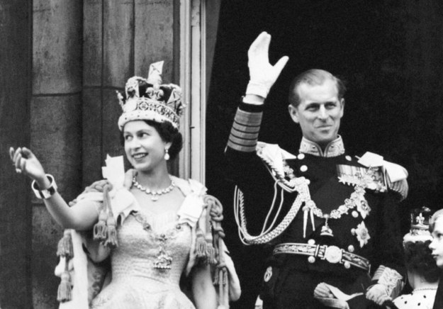 Królowa Elżbieta II i książę Filip w 1953 roku. Monarchini ma na sobie brytyjską koronę - główne insygnium Klejnotów Koronnych Zjednoczonego Królestwa. / 	PA Wire    /PAP/PA
