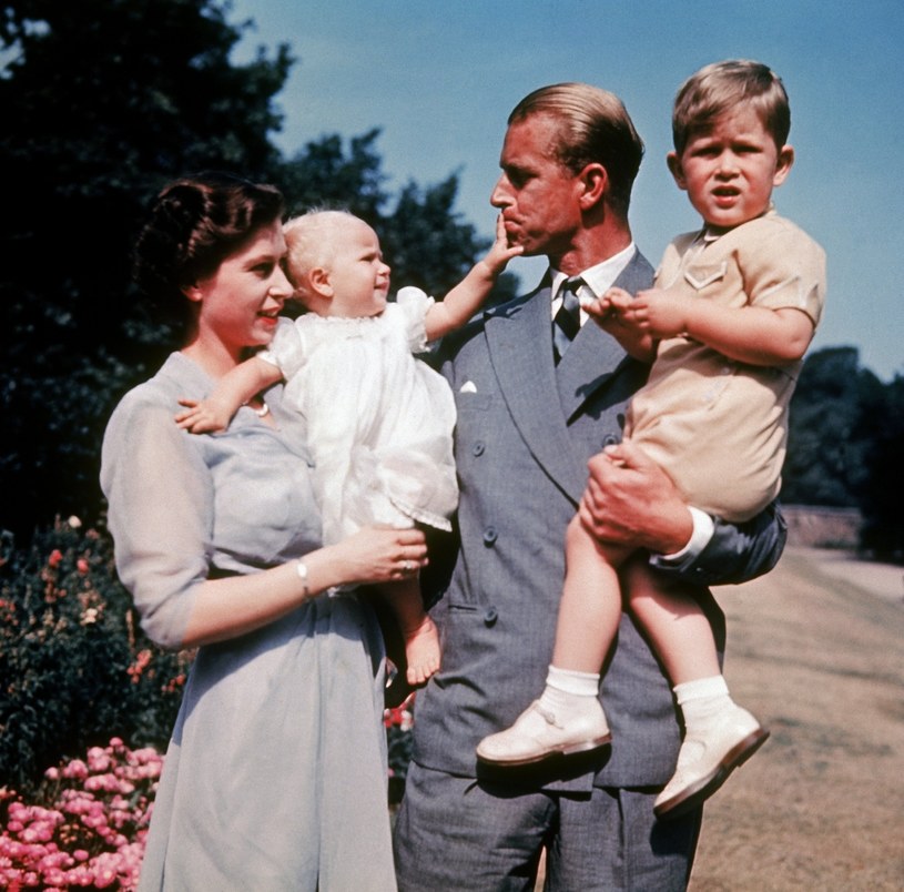 Królowa Elżbieta II i książę Filip wraz z dziećmi /Keystone-France /Getty Images