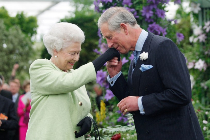 Królowa Elżbieta II i książę Karol /Getty Images