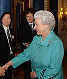 Królowa Elżbieta II i wyróżnieni rockmani: Jimmy Page i Brian May (z tyłu) /AFP
