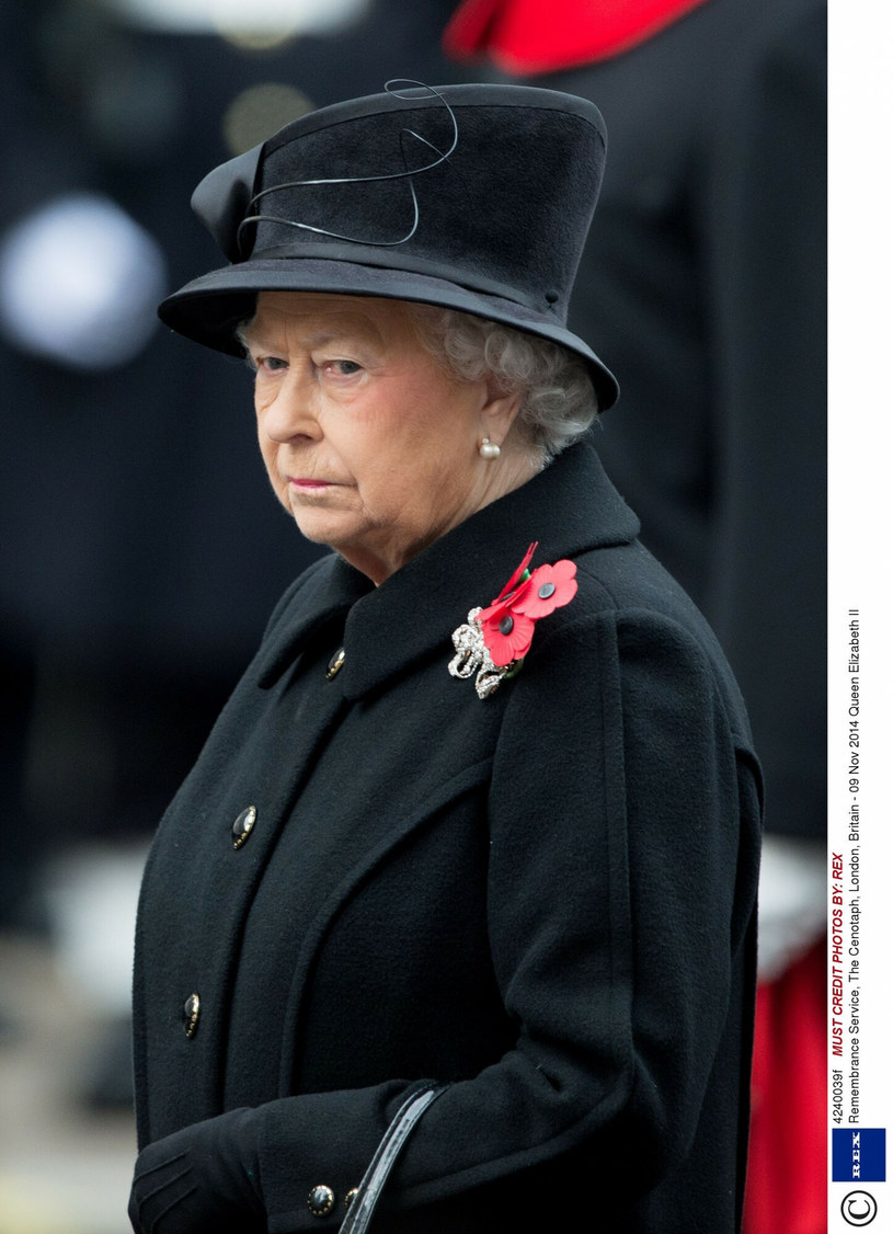 Królowa Elżbieta II jest załamana obecnym wizerunkiem rodziny królewskiej. Ilość afer i kłótni za pałacowymi murami jest przytłaczająca /REX/Shutterstock /East News
