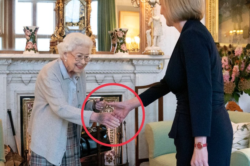 Królowa Elżbieta II jeszcze dwa dni przed śmiercią pełniła obowiązki. Na zdjęciach ze spotkania z nową premier widać zasinienia na dłoni monarchini /Getty Images