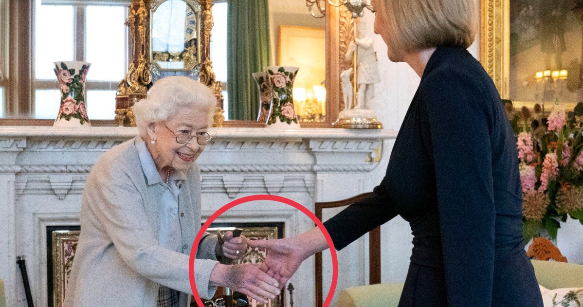 Królowa Elżbieta II jeszcze dwa dni przed śmiercią pełniła obowiązki. Na zdjęciach ze spotkania z nową premier widać zasinienia na dłoni monarchini /Getty Images