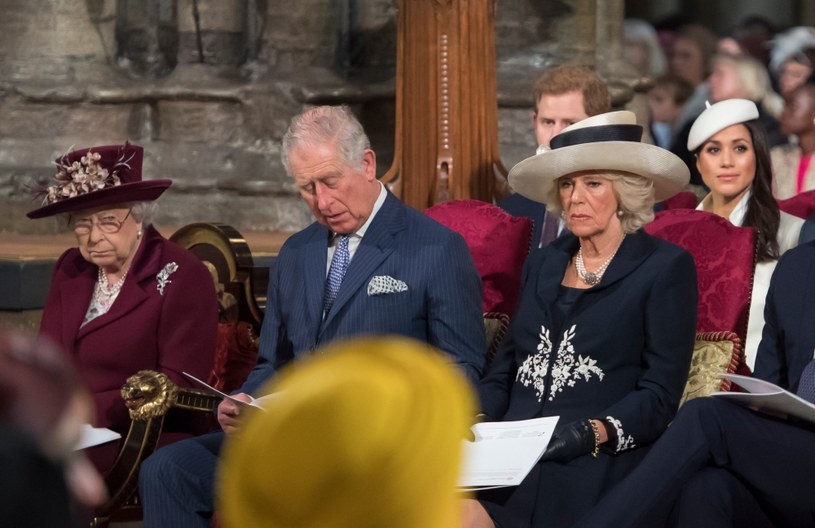 Królowa Elżbieta II, książę Karol z księżną Camillą, a za nimi Meghan Markle i książę Harry /WPA Pool /Getty Images