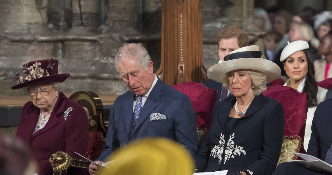 Królowa Elżbieta II, książę Karol z księżną Camillą, a za nimi Meghan Markle i książę Harry /WPA Pool /Getty Images