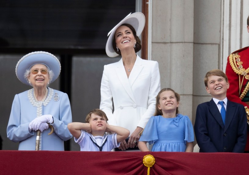 Królowa Elżbieta II, księżna Kate, księżniczka Charlotte, książę Louis i książę George. /Stephen Lock / Zuma Press / Forum /Agencja FORUM