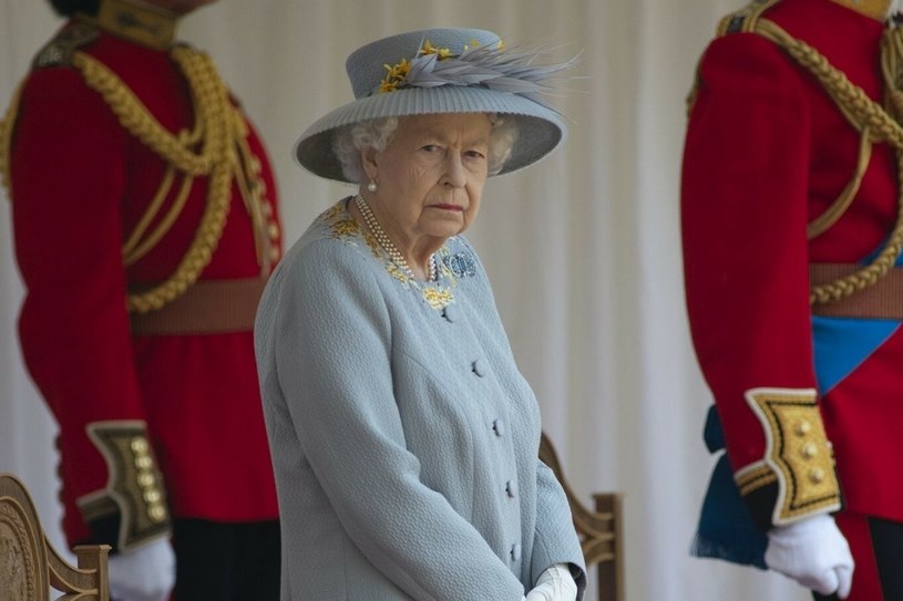 Królowa Elżbieta II musiała ograniczyć swoją aktywność ze względu na zachorowanie na koronawirusa /Eddie Mulholland / Avalon/Photoshot/East News /East News