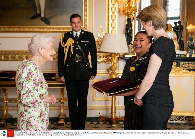 Królowa Elżbieta II na nowych zdjęciach! Uhonorowała medyków /POOL PA/Associated Press/East News /East News