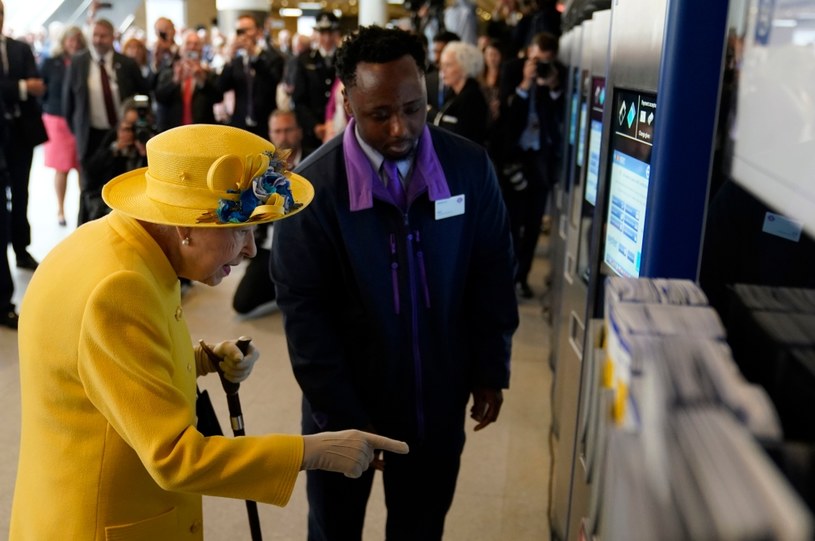 Królowa Elżbieta II na otwarciu nowej linii metra w Londynie /Getty Images