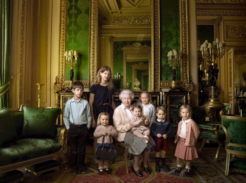Królowa Elżbieta II na zdjęciu ze swoimi wnukami i prawnukami /Fot. Annie Leibovitz /Getty Images