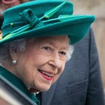 Królowa Elżbieta II nie boi się mocnych kolorów. Na otwarciu szkockiego parlamentu wyglądała pięknie! 