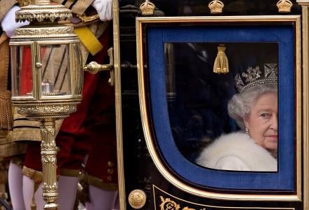 Królowa Elżbieta II nie ma zamiaru okazywać łaski piratom /AFP