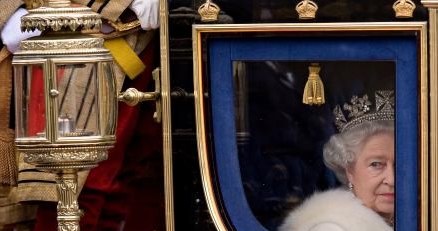 Królowa Elżbieta II nie ma zamiaru okazywać łaski piratom /AFP
