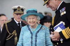 Królowa Elżbieta II ochrzciła lotniskowca swoim imieniem