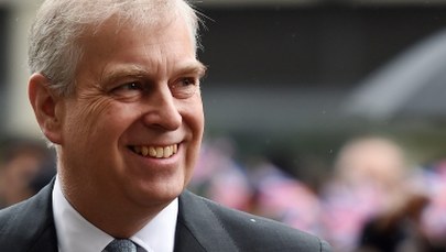 Królowa Elżbieta II po kraju podróżuje pociągiem. Jej syn lata helikopterem 