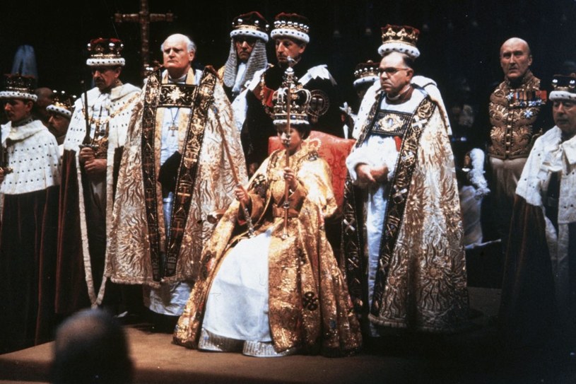 Królowa Elżbieta II podczas koronacji. Ceremonia trwała ponad trzy godziny /Hulton Archive /Getty Images