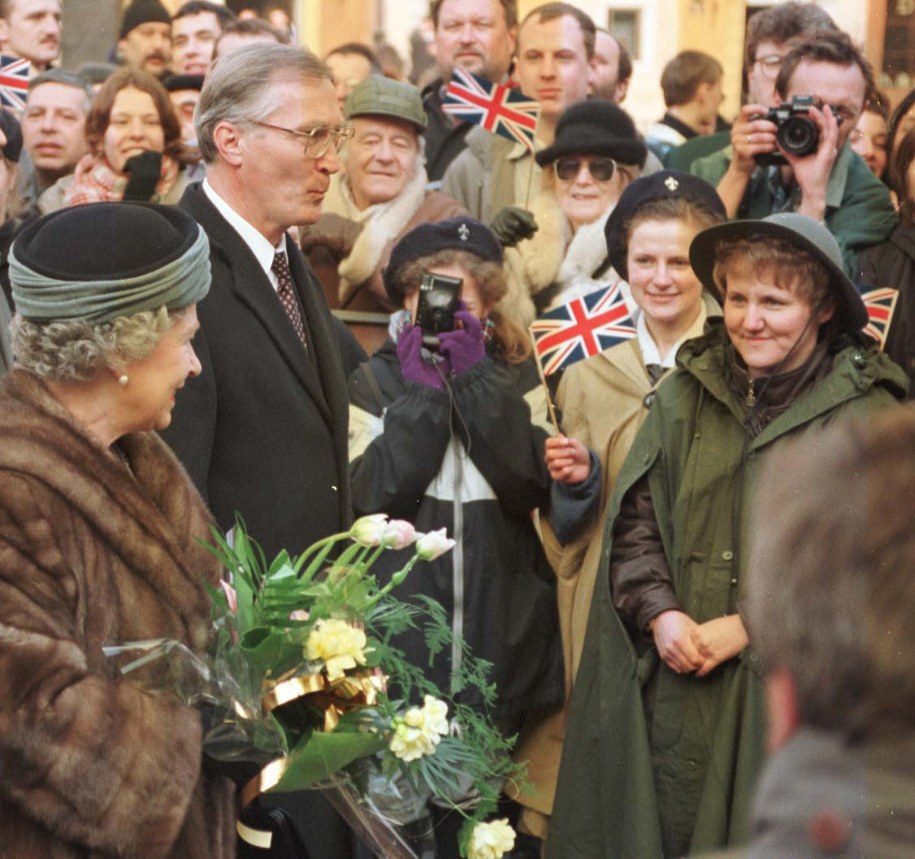 Krolowa Elzbieta II podczas spotkania z mieszkancami Warszawy na Starym Miescie /Maciej B. Brzozowski / CAF /PAP