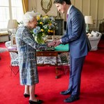 Królowa Elżbieta II spotkała się z Justinem Trudeau. Uwagę zwrócił jeden szczegół!