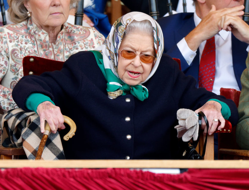 Królowa Elżbieta II w ostatnim roku życia poruszała się z pomocą laski /Max Mumby/Indigo/Getty Images /Getty Images