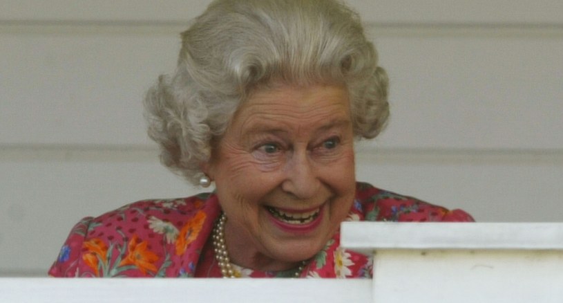 Królowa Elżbieta II wiele lat nosiła taką fryzurę /CARL DE SOUZA /Getty Images