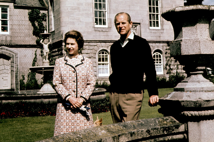 Królowa Elżbieta II z księciem Filipem przed zamkiem Balmoral latem 1972 roku /PA Images /Agencja FORUM