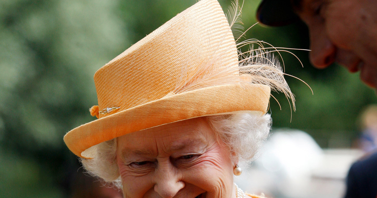 Królowa Elżbieta II z łabędziem /Pool /Getty Images