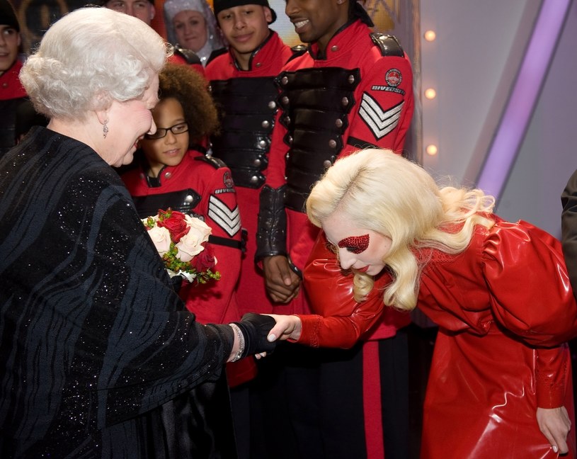 Królowa Elzbieta II z Lady Gagą (rok 2009) /Getty Images