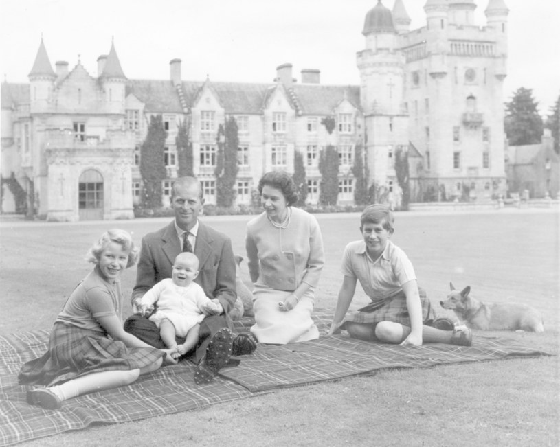 Królowa Elżbieta II z mężem Filipem i dziećmi: Andrzejem, Anną i Karolem /Getty Images