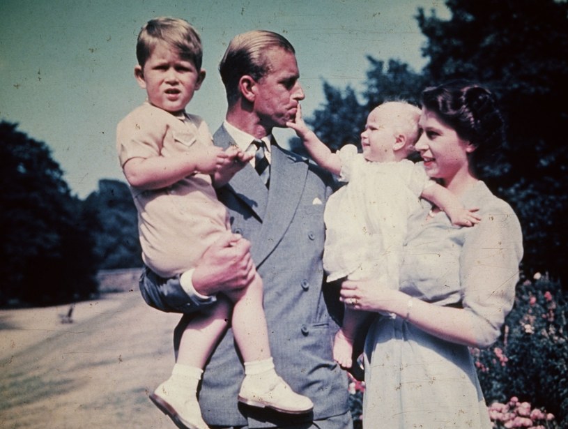 Królowa Elżbieta II z mężem Filipem i dziećmi: Karolem i Anną /Keystone / KeystoneSU /Getty Images