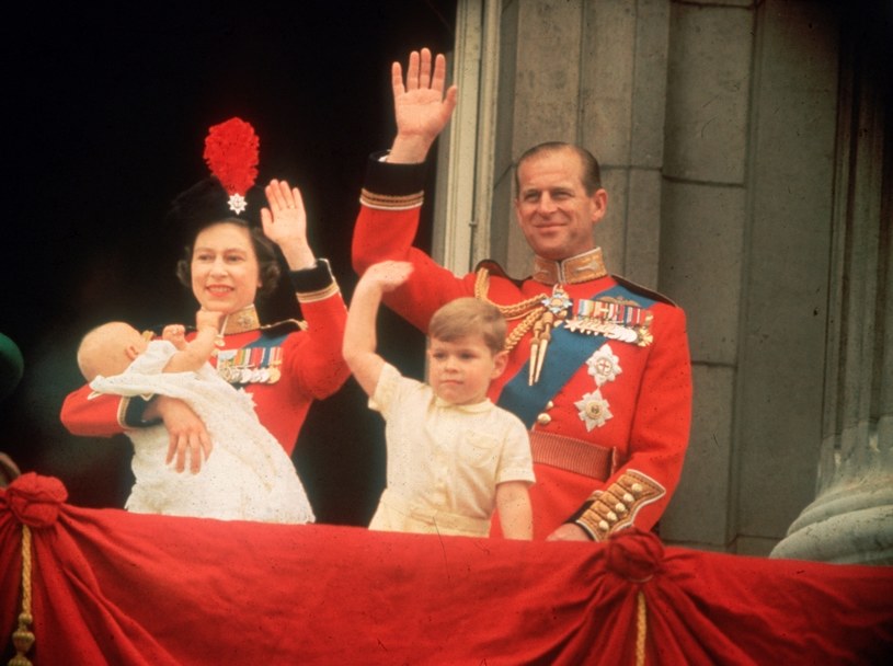 Królowa Elżbieta II z mężem Filipem i dziećmi: Karolem i Anną /Getty Images