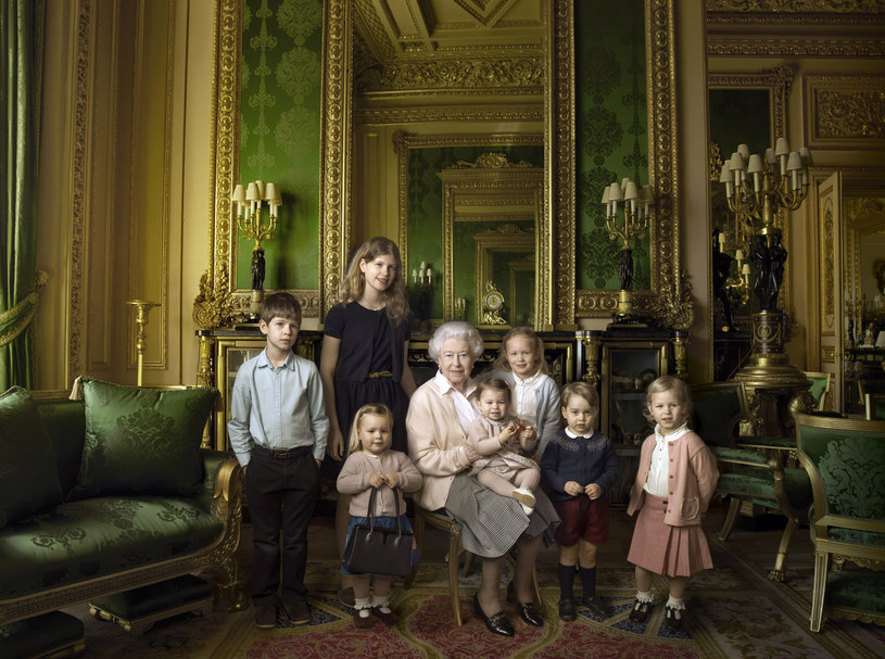 Królowa Elżbieta II z wnukami i prawnukami /Fot. Annie Leibovitz /Getty Images