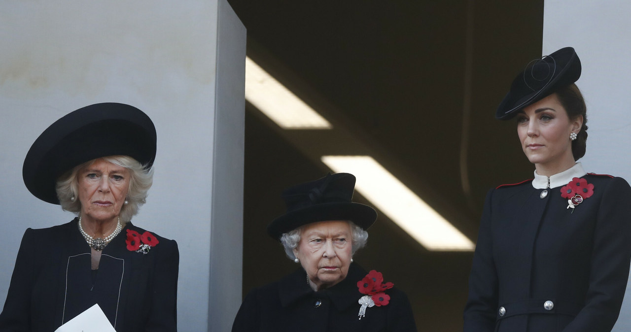 Królowa Elżbieta II znana jest ze swojego uporu i twardych zasad /AP/Associated Press /East News