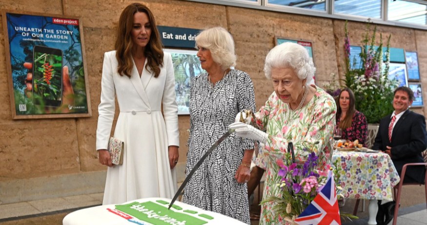 Królowa Elżbieta kroi tort ceremonialną szpadą /Oli Scarff /Getty Images