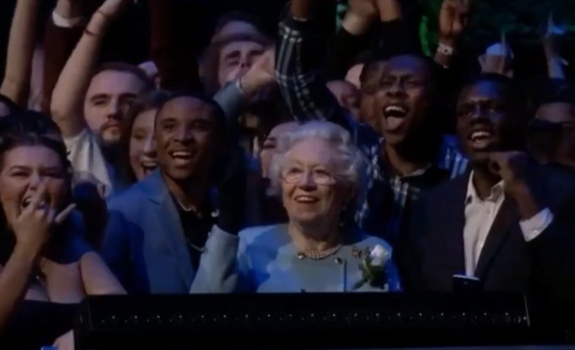 "Królowa Elżbieta" na widowni podczas gali Brit Awards 2018 /