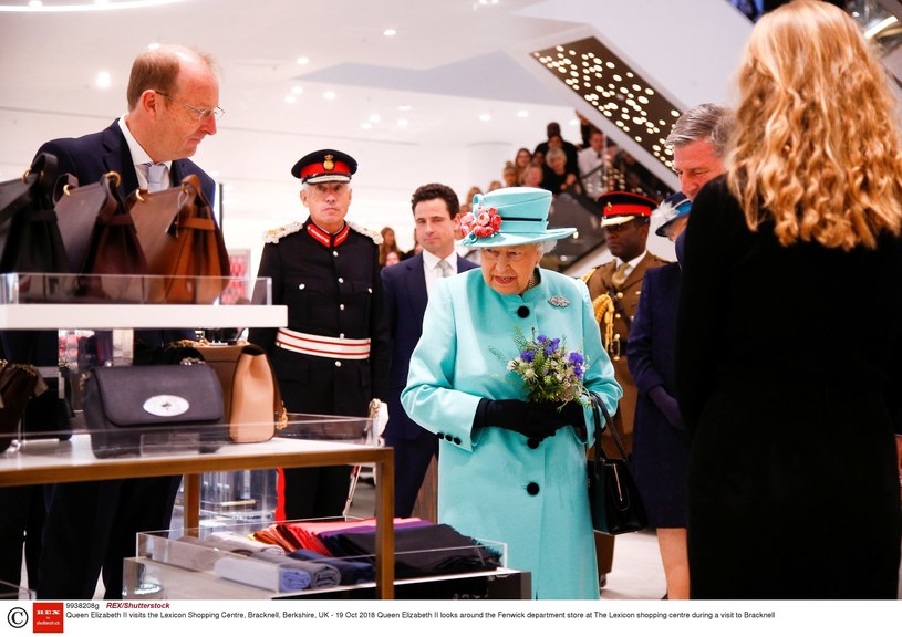 Królowa Elżbieta na zakupach w Bracknell /East News