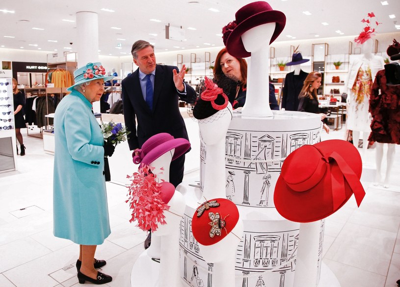 Królowa Elżbieta na zakupach w Bracknell /East News